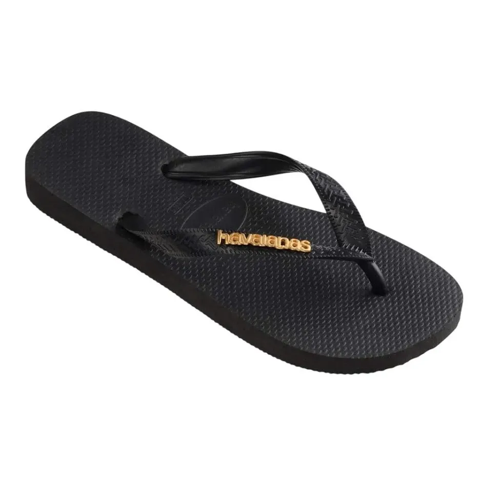 Chinelo feminino Havaianas Top Logo Metálico preto vista em ângulo para ajuste e conforto